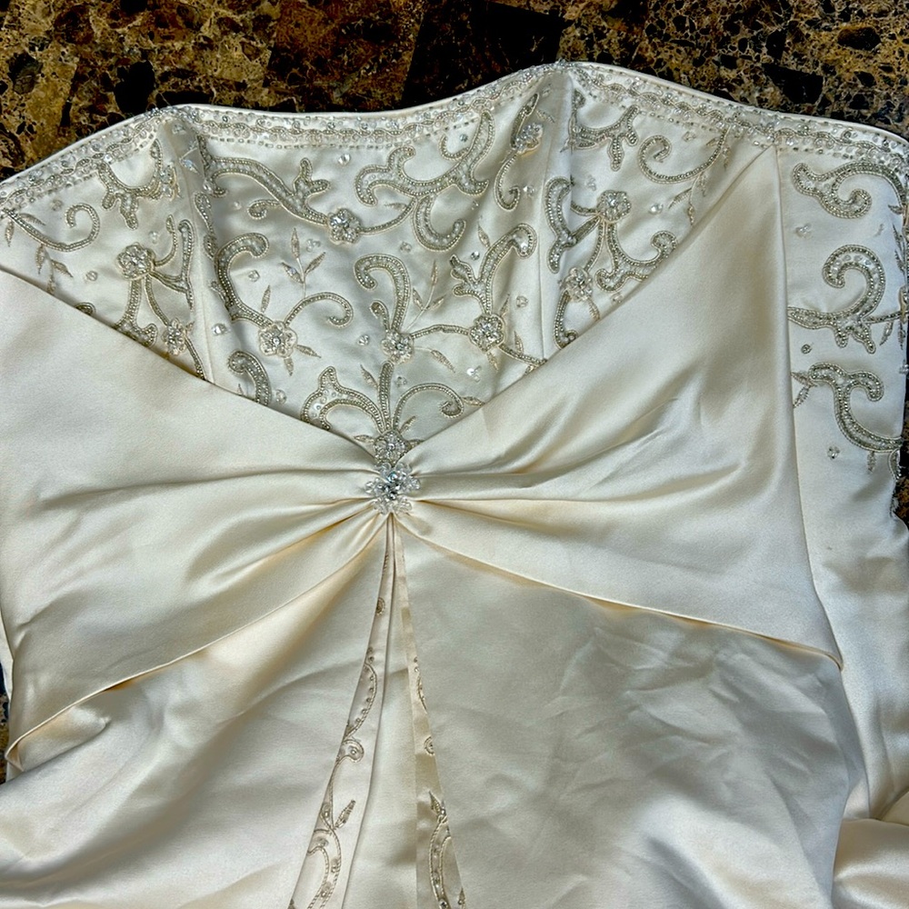 Rivate Collection, cream Wedding gown, EUC